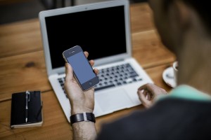 Fini le temps des pulls en jacquard ou des livres en guise de cadeaux pour la fin d’année. Actuellement, la tendance est plutôt aux appareils high tech.