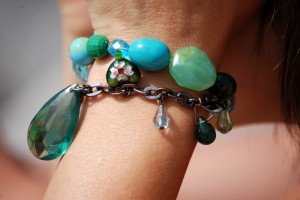 Si vous allez sortir entre amis, portez des bijoux qui donnent des notes de souvenirs, de vacances et de grands airs.