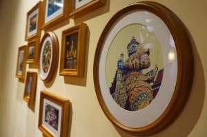 On utilise souvent les tableaux ou l’art pictural ou des posters pour constituer la décoration murale. Une alternative qui apporte du dynamisme et qui évite la monotonie.
