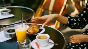 Femme dans un café à Paris
