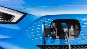 Voiture électrique bleu qui charge