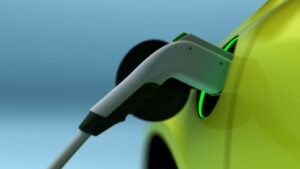 Voiture électrique verte qui charge