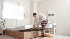 Jeune homme qui installe son matelas
