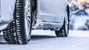 Roue d'une voiture pleine de neige