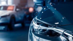 Voiture dans un garage auto