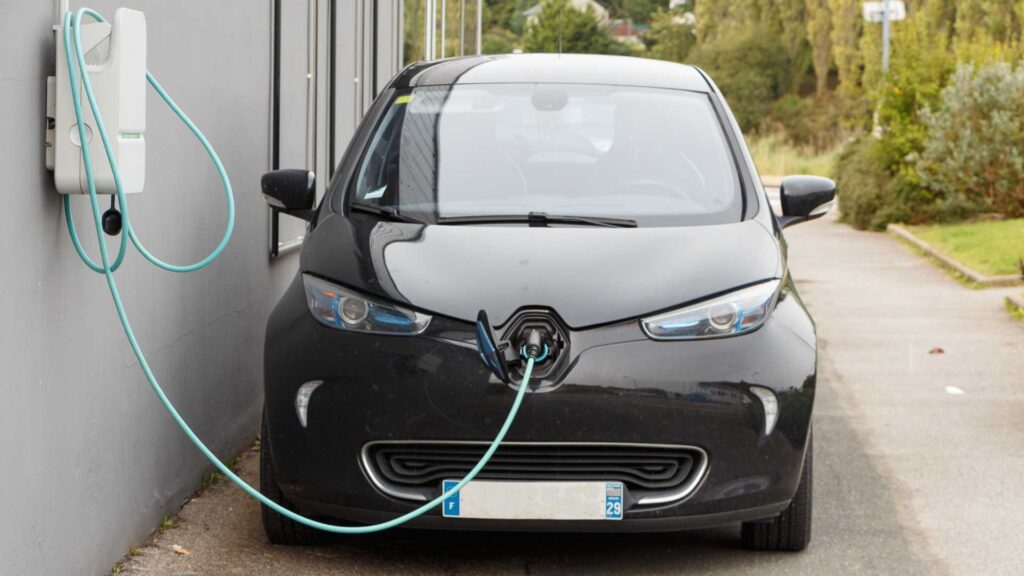 Voiture électrique qui charge