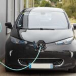 Voiture électrique qui charge