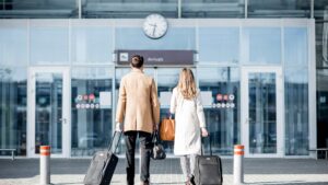 Couple devant un aéroport