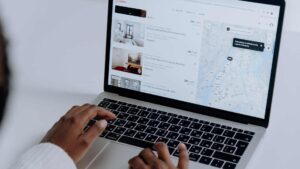 Femme sur le site de Airbnb