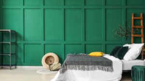 Chambre avec des murs verts