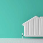 Radiateur/chauffage en forme de maison sur un mur vert
