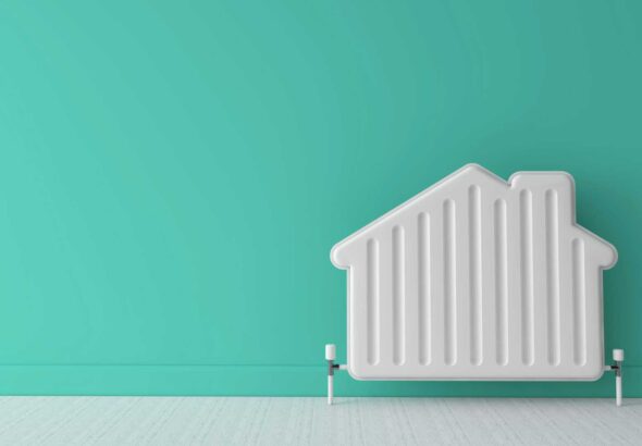 Radiateur/chauffage en forme de maison sur un mur vert