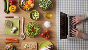 Ingrédients sains posé sur une table en bois