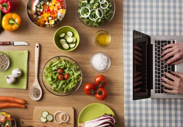 Ingrédients sains posé sur une table en bois