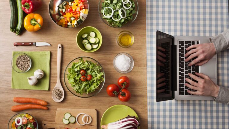 Ingrédients sains posé sur une table en bois