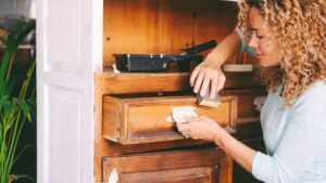 Femme qui recycle un meuble